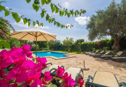Buger Holiday Home Sleeps 12 With Pool Air Con And Wifi