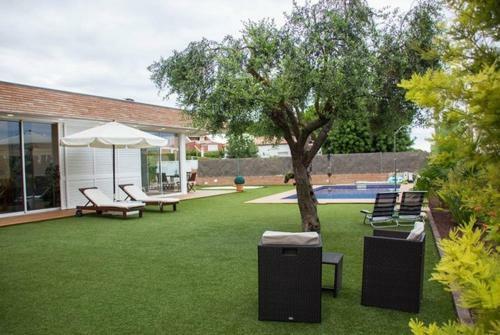 Calafell Villa Sleeps 8 With Pool And Free Wifi