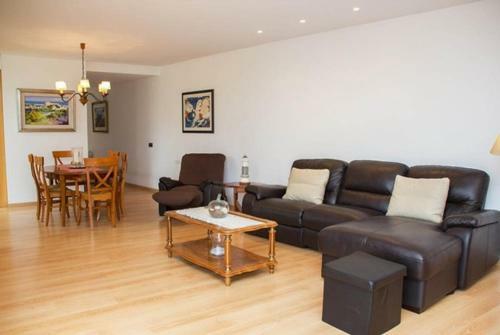 Calafell Villa Sleeps 8 With Pool And Free Wifi