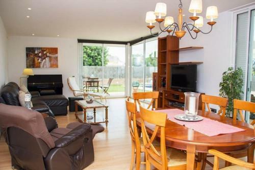 Calafell Villa Sleeps 8 With Pool And Free Wifi