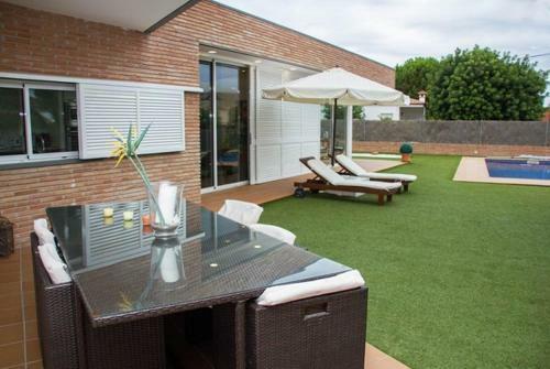 Calafell Villa Sleeps 8 With Pool And Free Wifi