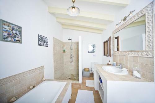 Caimari Villa Sleeps 6 With Pool Air Con And Wifi