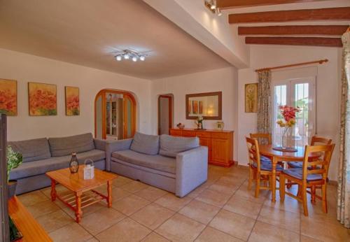 Calpe Villa Sleeps 11 With Pool Air Con And Wifi