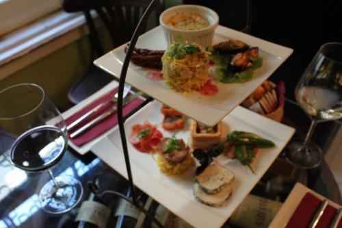 Grapes & Bites - Hostel And Wines