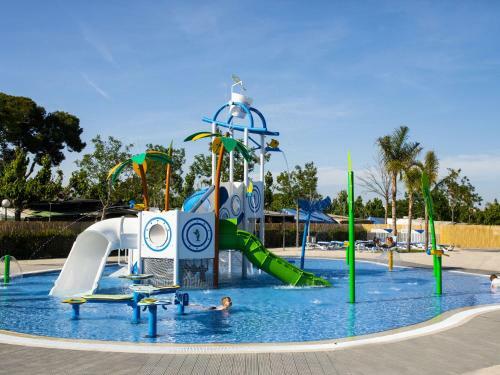 Bungalow With Air Conditioning And Terrace, 1 Km From Beach