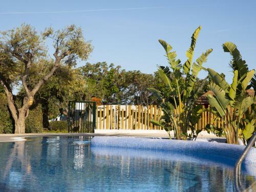 Bungalow With Air Conditioning And Terrace, 1 Km From Beach