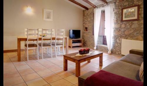 Apartment In Capmany Sleeps 5 With Pool And Air Con
