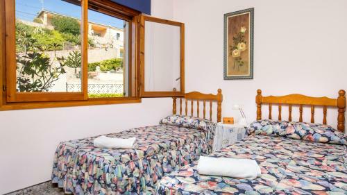 Caules Villa Sleeps 8 With Pool