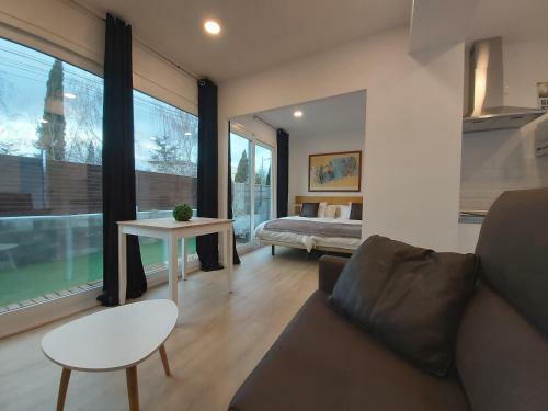 Acero Y Piedra Apartamentos Con Jard�n
