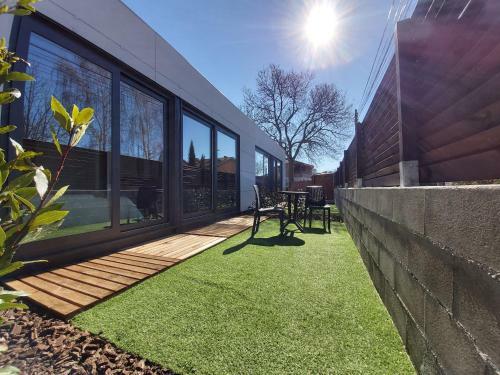 Acero Y Piedra Apartamentos Con Jard�n