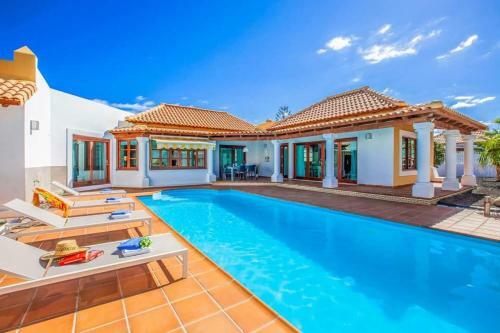 Corralejo Villa Sleeps 4 With Pool Air Con And Wifi