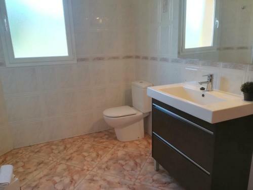 Alicante Villa Sleeps 8 With Pool And Air Con