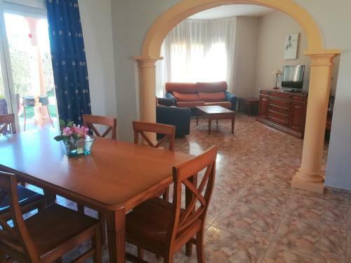 Alicante Villa Sleeps 8 With Pool And Air Con