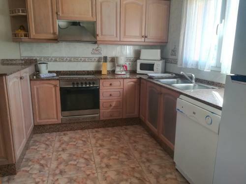 Alicante Villa Sleeps 8 With Pool And Air Con