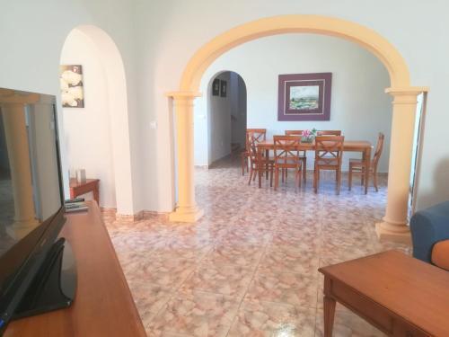Alicante Villa Sleeps 8 With Pool And Air Con