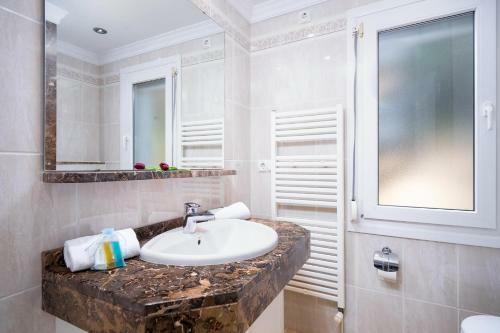 Vila-real Villa Sleeps 6 With Pool Air Con And Wifi