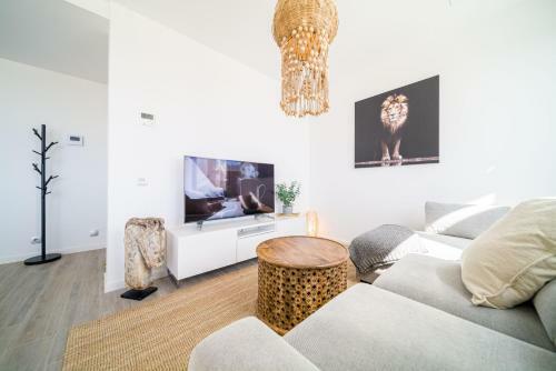 Contemporary Penthouse Sunset + Sea View Resort Parking
