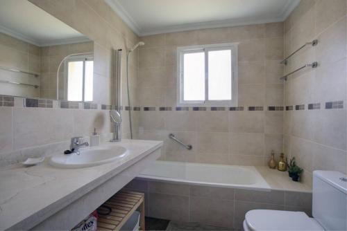 Spacious Corner Apartment (Pa 7-14)