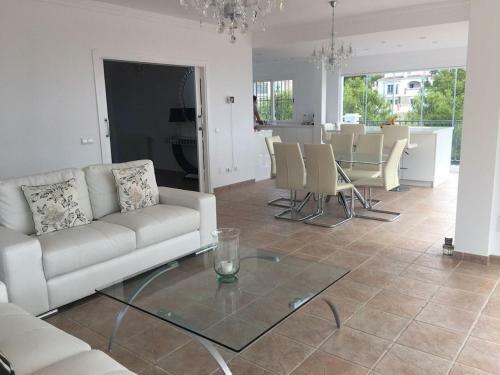 Castillo de Los Angeles, Luxury Villa With Pool And Jacuzzi