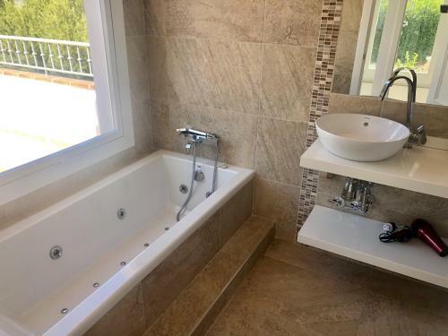 Castillo de Los Angeles, Luxury Villa With Pool And Jacuzzi