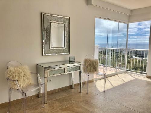 Castillo de Los Angeles, Luxury Villa With Pool And Jacuzzi
