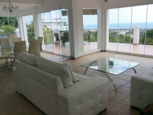 Castillo de Los Angeles, Luxury Villa With Pool And Jacuzzi