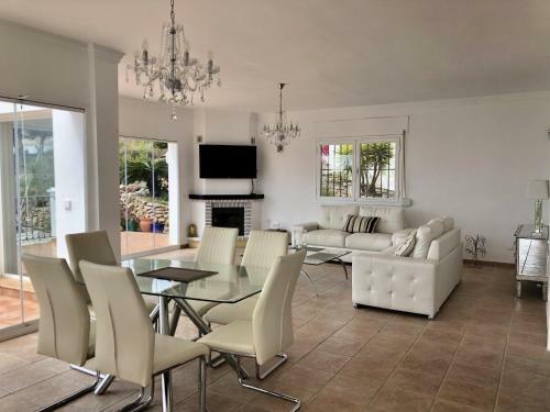 Castillo de Los Angeles, Luxury Villa With Pool And Jacuzzi