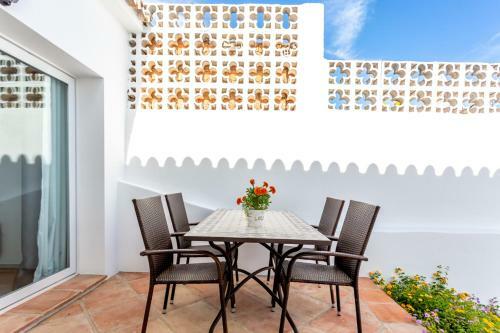 Fuengirola Apartment Sleeps 4 With Pool And Air Con
