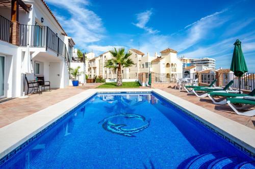 Fuengirola Apartment Sleeps 7 With Pool And Air Con