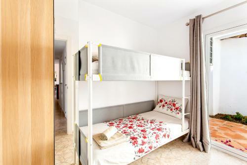 Fuengirola Apartment Sleeps 7 With Pool And Air Con