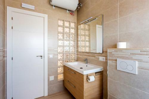 Fuengirola Apartment Sleeps 6 With Pool And Air Con