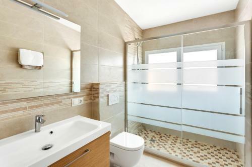 Fuengirola Apartment Sleeps 6 With Pool And Air Con