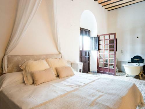 Charming Holiday Home In Fuentes de Andaluc�a With Pool