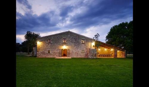 Villa In Girona Sleeps 14 With Pool And Air Con