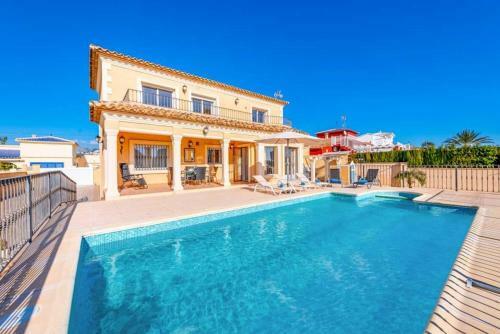 Ifac Villa Sleeps 8 With Pool Air Con And Wifi