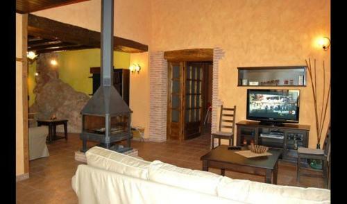 Juncosa Villa Sleeps 11 With Pool