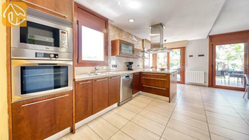 Lloret de Mar Villa Sleeps 10 Pool Air Con Wifi
