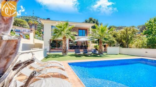 Lloret de Mar Villa Sleeps 10 Pool Air Con Wifi