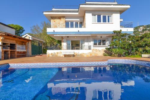 Lloret de Mar Villa Sleeps 15 Pool