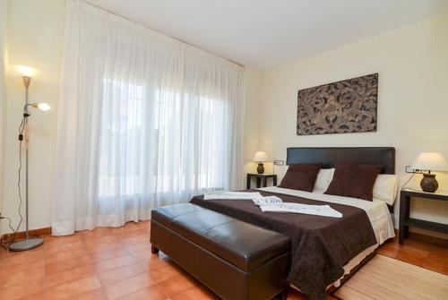 Lloret de Mar Villa Sleeps 15 Pool