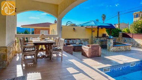 Lloret de Mar Villa Sleeps 14 Pool Air Con Wifi