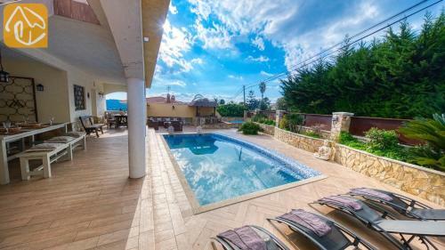 Lloret de Mar Villa Sleeps 14 Pool Air Con Wifi