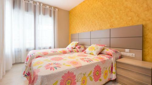 Villa In Lloret de Mar Sleeps 8 With Pool And Air Con