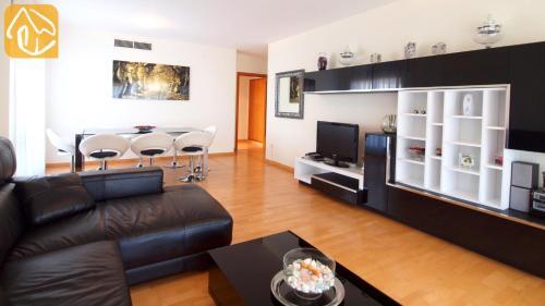 Lloret de Mar Apartment Sleeps 8 Pool Air Con Wifi