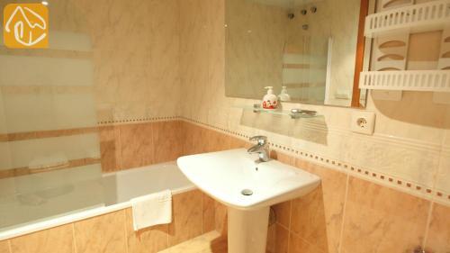 Lloret de Mar Apartment Sleeps 8 Pool Air Con Wifi