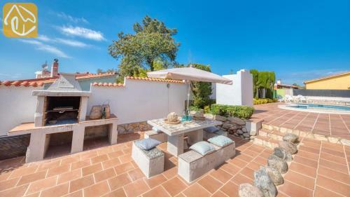 Montbarbat Villa Sleeps 8 Pool