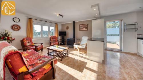 Montbarbat Villa Sleeps 8 Pool
