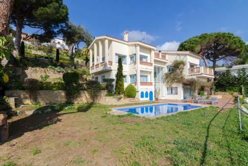 Lloret de Mar Villa Sleeps 6 With Pool And Free Wifi