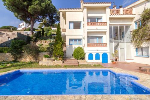 Lloret de Mar Villa Sleeps 6 With Pool And Free Wifi