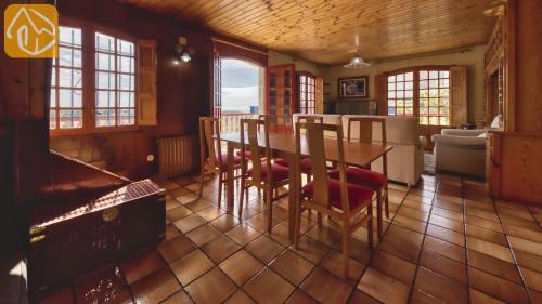 Lloret de Mar Villa Sleeps 10 With Pool And Wifi